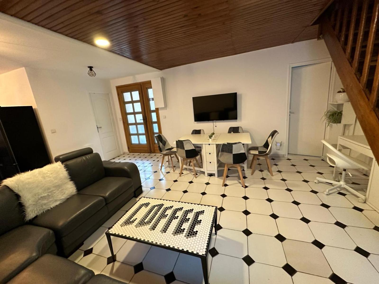 Agreable Appartement Dans Une Maison سان دوني المظهر الخارجي الصورة