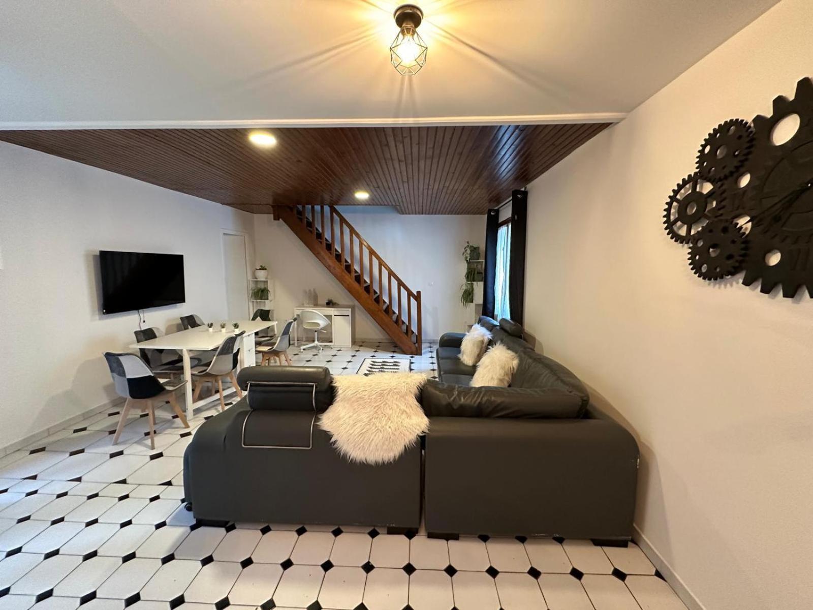 Agreable Appartement Dans Une Maison سان دوني المظهر الخارجي الصورة