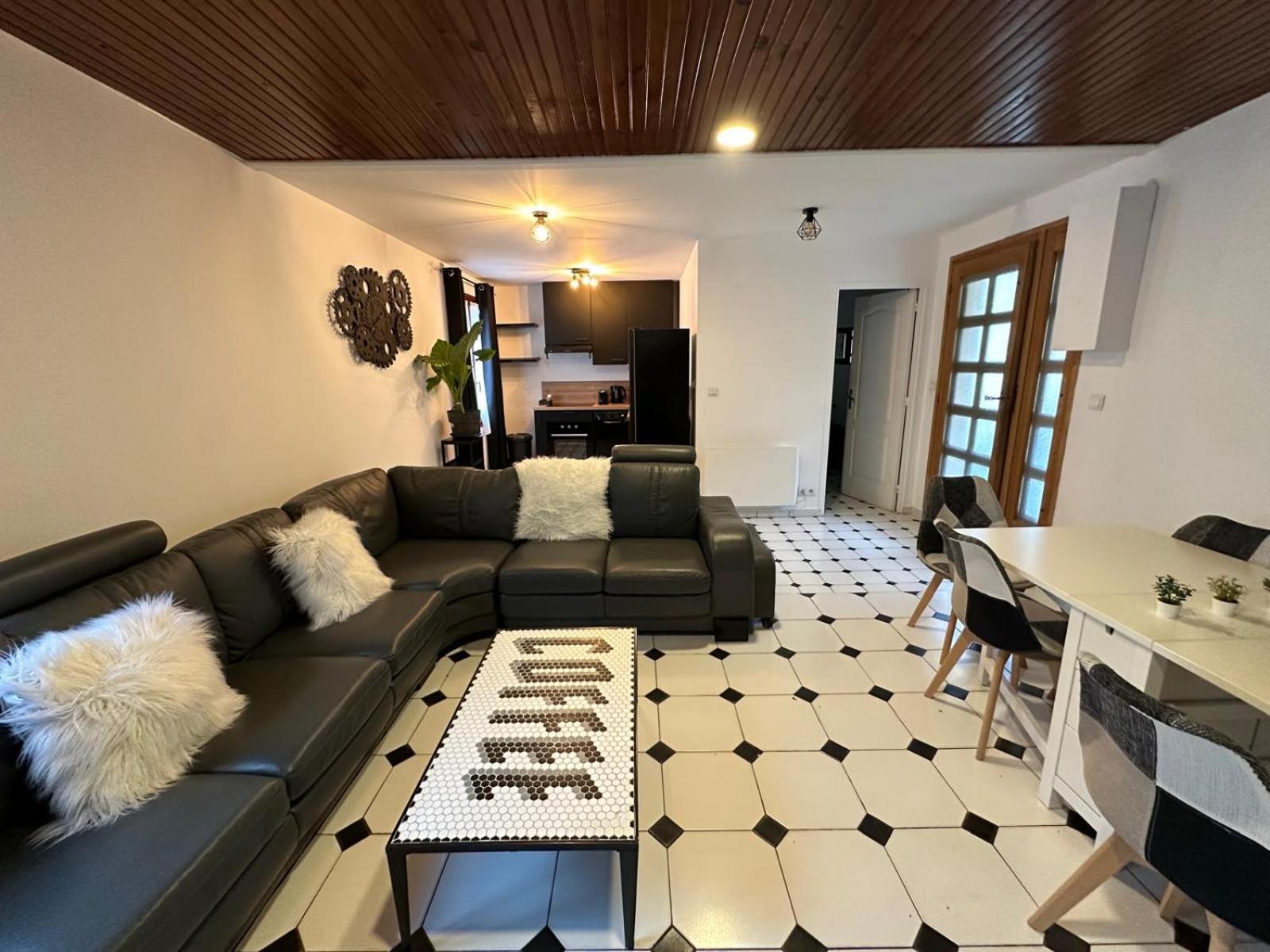 Agreable Appartement Dans Une Maison سان دوني المظهر الخارجي الصورة